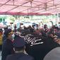 Suasana haru menyambut kedatangan jenazah pilot Sriwijaya Air SJ 182, kapten Afwan di Cibinong, Bogor. (Liputan6.com/Achmad Sudarno)