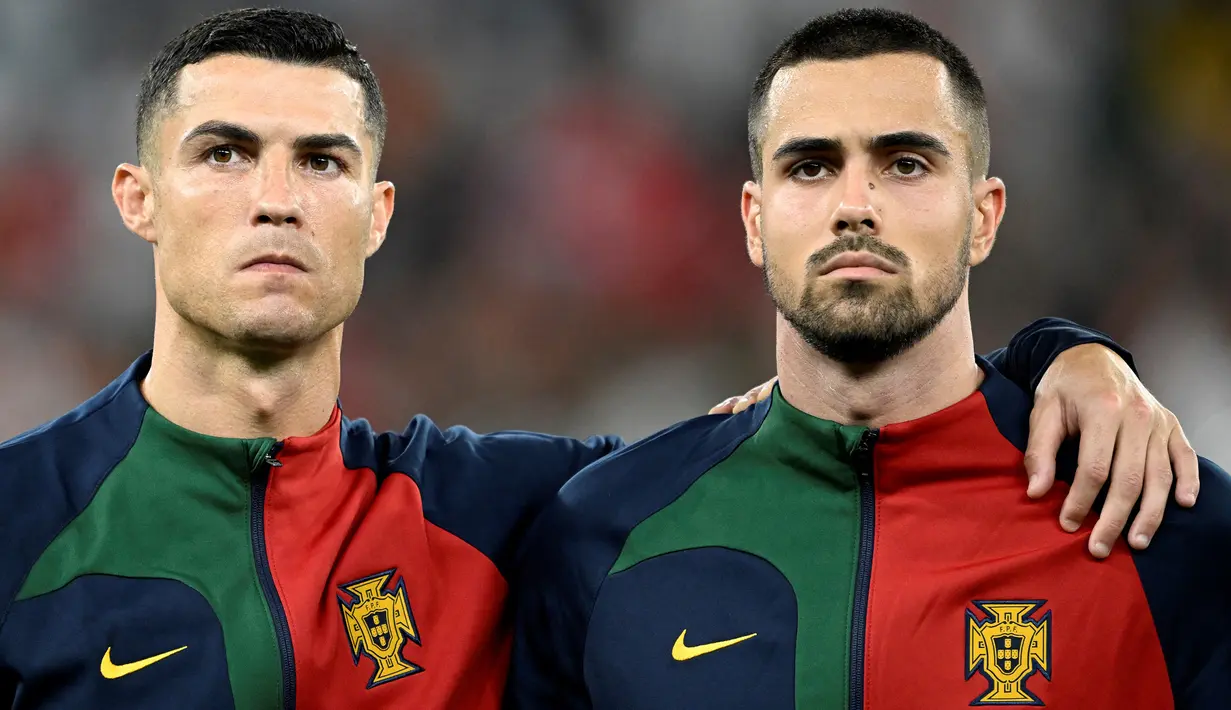 Kiper Timnas Portugal, Diogo Costa (kanan) dan Cristiano Ronaldo sebelum dimulainya laga Grup H Piala Dunia 2022 Qatar menghadapi Korea Selatan di Education City Stadium, Al-Rayyan, Doha (2/12/2022). Bersama Timnas Portugal, Diogo Costa telah mengantongi 12 caps hingga kini dengan torehan 5 kali clean sheet dan kebobolan 9 gol sejak melakukan debut pada 9 Oktober 2021. (AFP/Patricia De Melo Moreira)