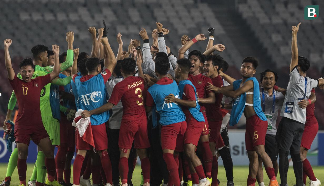 Para pemain Timnas Indonesia merayakan kemenangan atas UEA pada laga AFC U-19 Championship di SUGBK, Jakarta, Selasa (24/10). Indonesia menang 1-0 atas UEA. (Bola.com/Vitalis Yogi Trisna)