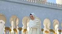 Raline Shah mengunjungi Masjid Agung Sheikh Zayed di Abu Dhabi, Uni Emirat Arab (Dok.Instagram/@ralineshah/https://www.instagram.com/p/B5r_TaKg4Gb/Komarudin)