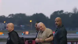 Mantan presiden Panama, Ricardo Martinelli dikawal Marshals AS saat diekstradisi dari Bandara Opa Locka, dekat Miami, Florida, AS, Senin (11/6). Martinelli ditangkap oleh otoritas AS pada Juni 2017 atas permintaan Panama. (Gaston De Cardenas/AFP)