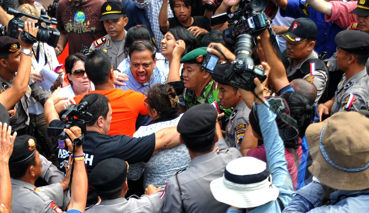 Brintha, adik terpidana mati asal Australia Myuran Sukumaran, tampak menangis histeris saat melakukan kunjungan ke Nusakambangan melalui dermaga penyeberangan Wijayapura, Cilacap, Jawa Tengah, Selasa (28/4/2015). (Liputan6.com/Yoppy Renato)