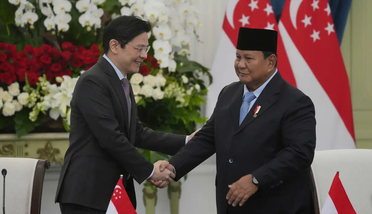 Presiden Prabowo Subianto berjabat tangan dengan Perdana Menteri Singapura Lawrence Wong saat kunjungan resmi untuk menghadiri Leaders Retreat di Istana Merdeka, Jakarta, Senin (6/7/2026). (AP Photo/Achmad Ibrahim)