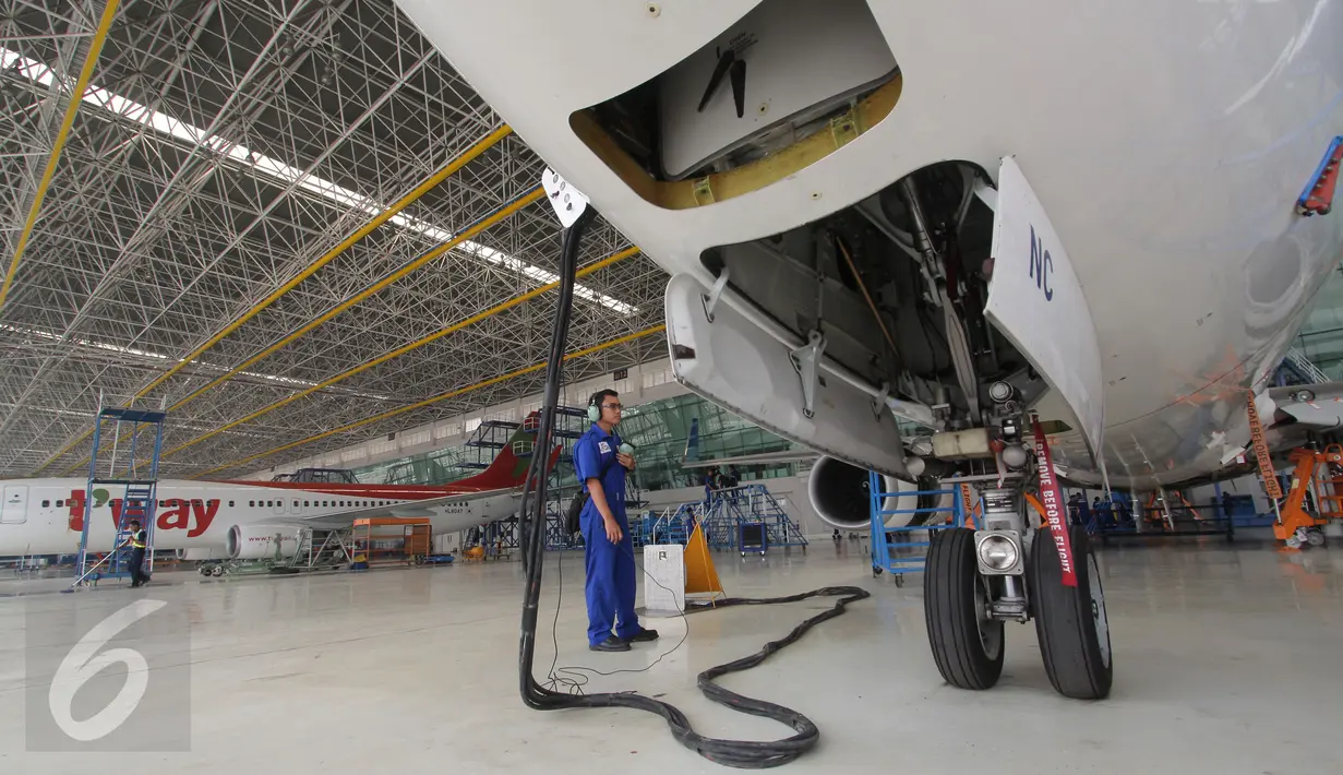 Teknisi melakukan perawatan pesawat di hanggar terbesar di dunia milik PT Garuda Maintenance Facility di area Bandara Soekarno-Hatta, Tangerang, Senin (28/9). Pembangunan hanggar ini menelan biaya puluhan juta dolar AS.(Liputan6.com/Angga Yuniar)