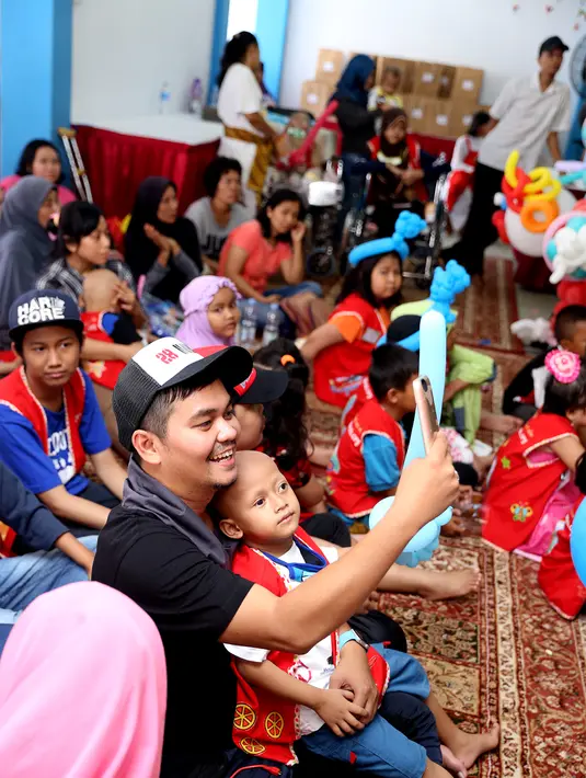 Karena sebelumnya telah mempunyai dua anak perempuan, Indra Bekti mau kalau anaknya laki-laki gantengnya seperti anak-anak CJR. (Foto: Andy Masela/Bintang.com).