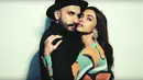 Ranveer Singh dan Deepika Padukone dikabarkan didesak orangtuanya untuk segera menikah. Dan akhirnya mereka pun untuk memutuskan menikah pada tahun ini. (Foto: vogue.in)