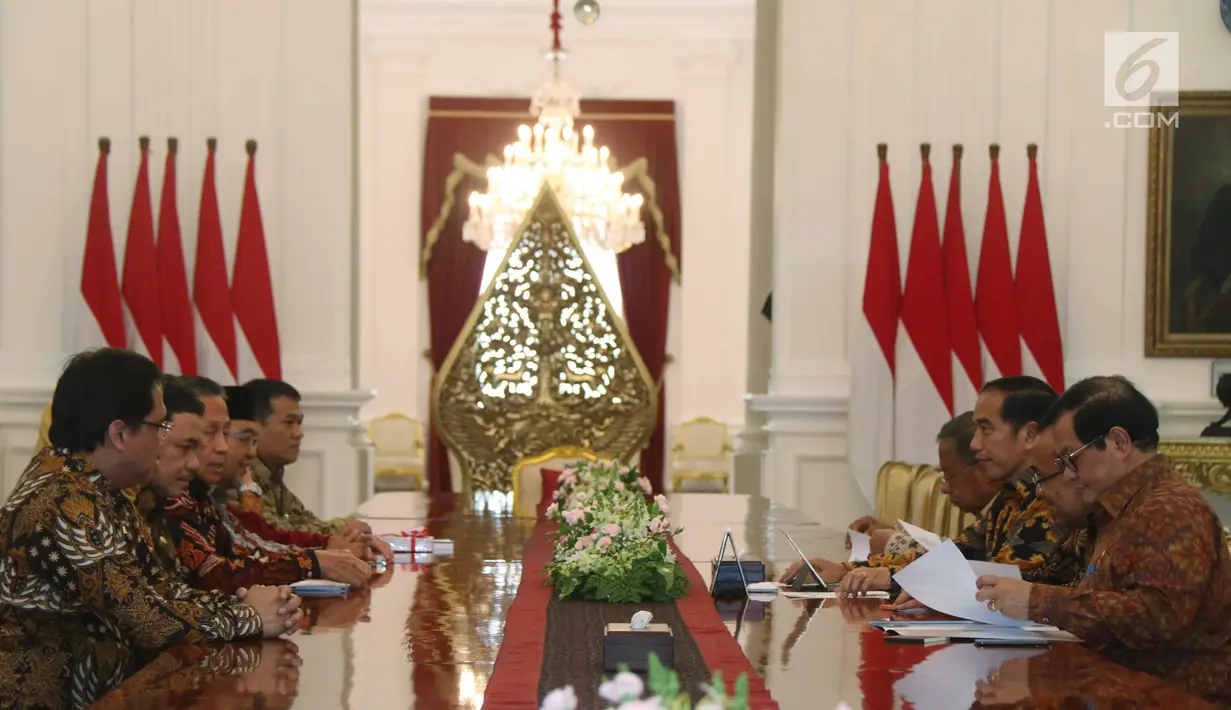 Pertemuan Presiden Jokowi dengan pimpinan dan anggota Badan Pemeriksa Keuangan (BPK) di Istana Merdeka, Jakarta, Kamis (5/4). Kedatangan BPK ini untuk menyampaikan Ikhtisar Hasil Pemeriksaan Semester (IHPS) II Tahun 2017. (Liputan6.com/Angga Yuniar)