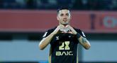 Pemain Dewa United, Alexis Messidoro, melakukan selebrasi setelah mencetak gol ke gawang Shan United pada matchday ketiga Grup E AFC Challange League 2025-2026di Stadion Indomilk Arena, Tangerang, Sabtu (01/11/2025) malam WIB. (Bola.com/M Iqbal Ichsan)