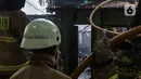 Petugas pemadam kebakaran melakukan proses pendinginan pada permukiman penduduk yang terbakar di Jalan Masjid Alhuda atau depan Stasiun Kebayoran Lama RT 05/01, Jakarta Selatan, Selasa (24/5/2022). Tidak ada korban jiwa dalam kebakaran yang menghanguskan sekitar 20 rumah tersebut. (Liputan6.com/Johan Tallo)