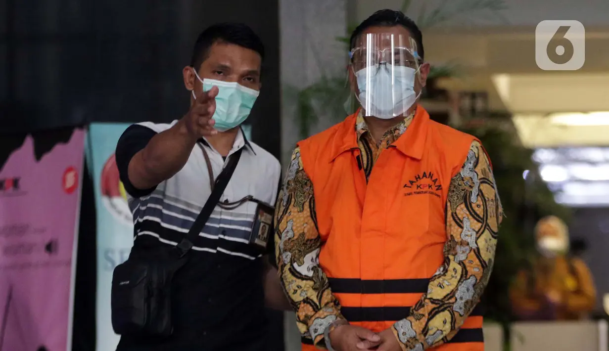Kepala Subdirektorat Kerjasama dan Dukungan Pemeriksaan Dirjen Pajak, Dadan Ramdani (kanan) usai rilis penahanan di Gedung KPK, Jakarta, Jumat (13/8/2021). Dadan Ramdani tersangka dugaan penerimaan hadiah atau janji terkait pemeriksaan perpajakan tahun 2016-2017. (Liputan6.com/Helmi Fithriansyah)