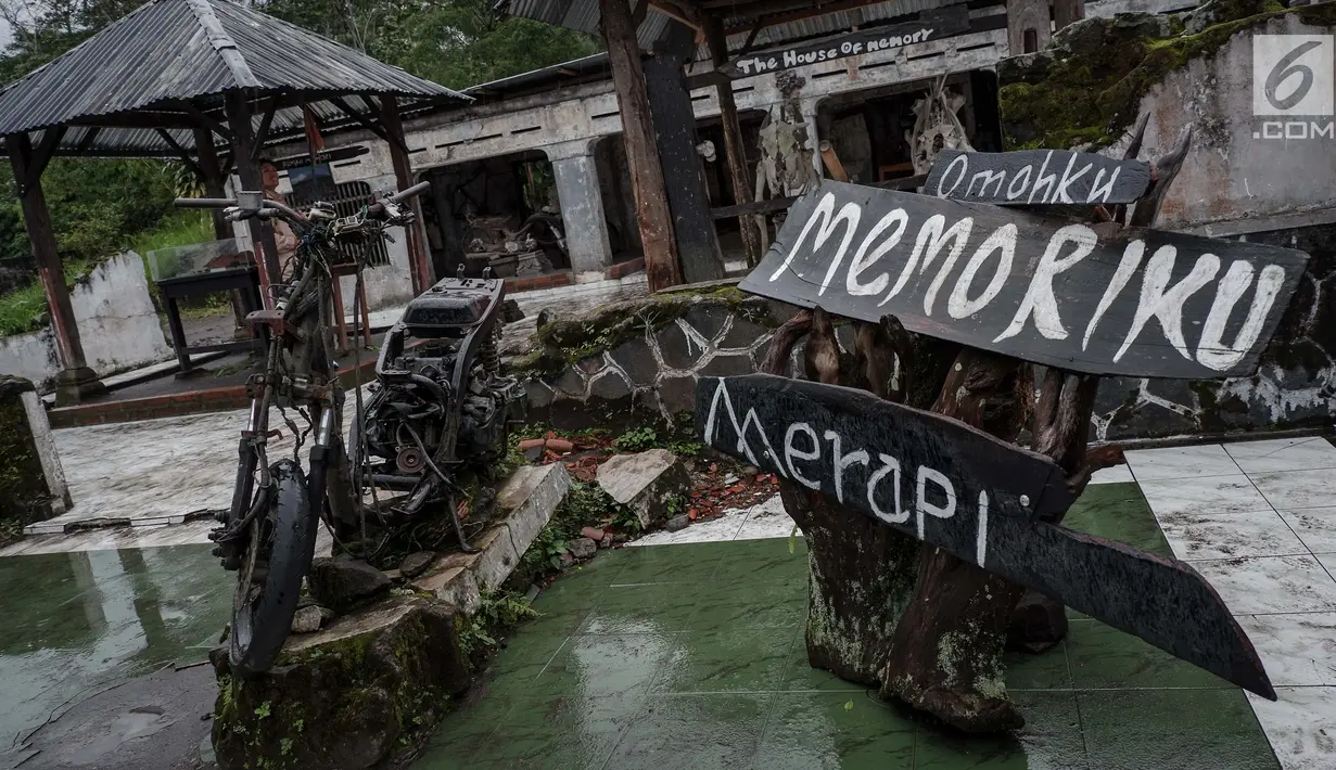 Sebuah bangkai motor yang terkena erupsi Gunung Merapi tahun 2010 di Galeri Sarsuadji, Sleman, Jawa Tengah, Minggu (26/11). Letusan dahsyat erupsi Gunung Merapi pada 2010 silam menewaskan sekitar 353 warga sekitar lereng. (Liputan6.com/Faizal Fanani)