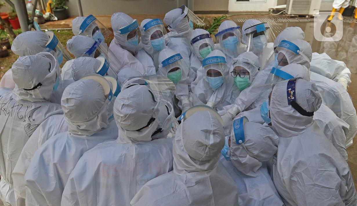 Tenaga Kesehatan melakukan persiapan di RSDC Wisma Atlet, Jakarta, Selasa (26/1/2021). Data Satgas Covid-19 per Selasa (26/1) mencatat kasus COVID-19 di Indonesia bertambah 13.094 orang sehingga total menyentuh angka satu juta, tepatnya 1.012.350. (Liputan6.com/Herman Zakharia)