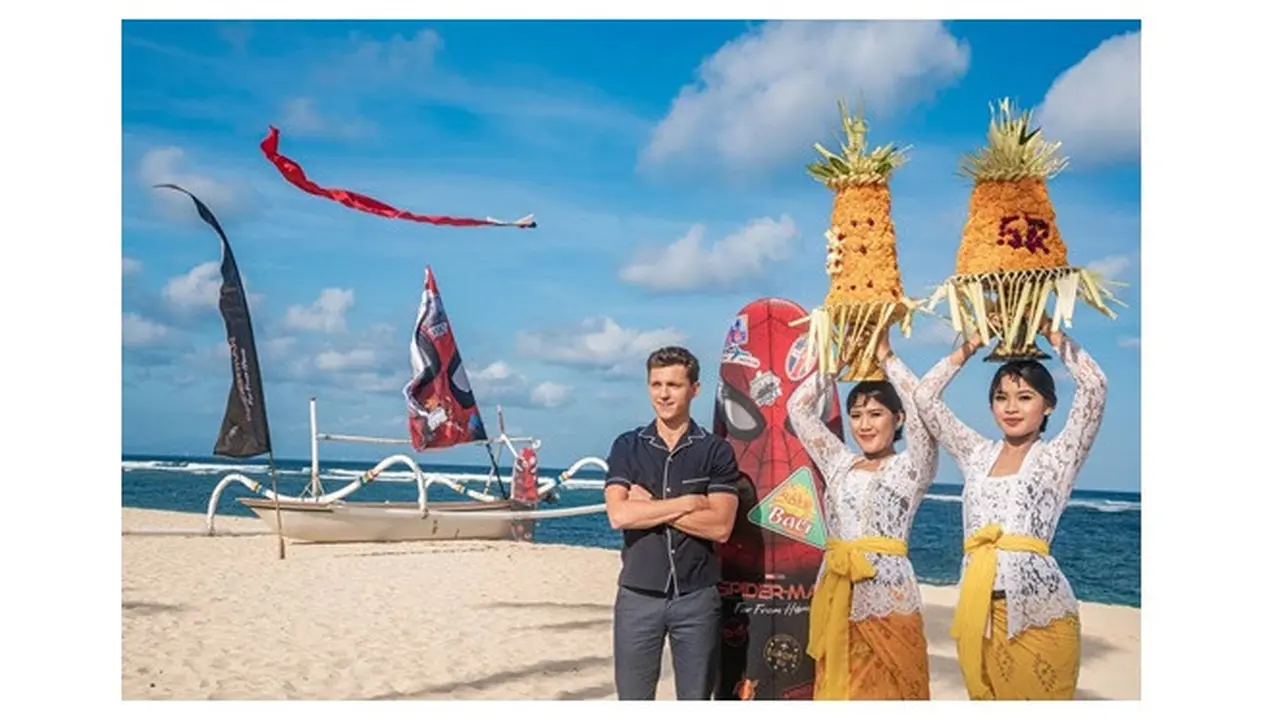 Gaya Tom Holland Memakai Piyama Saat Promosi Film Spider-Man di Bali