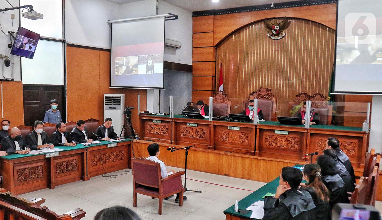 Bharada Richard Eliezer Pudihang Lumiu atau Bharada E (kiri) sesaat sebelum menjalani sidang perdana terkait kasus dugaan pembunuhan berencana Brigadir Yosua Hutabarat alias Brigadir J di Pengadilan Negeri Jakarta Selatan, Selasa (18/10/2022). Sidang beragendakan pembacaan dakwaan oleh Jaksa Penuntut Umum. (Liputan6.com/Angga Yuniar)