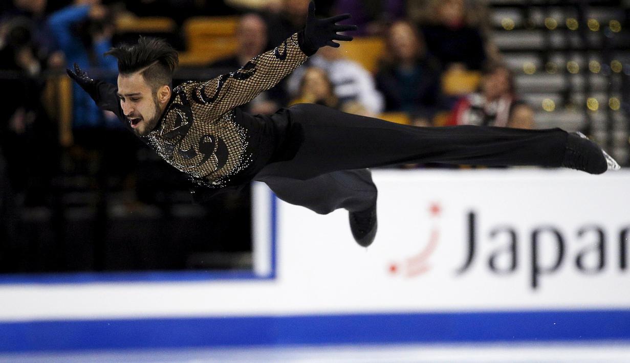 Atlet Ice skating Italia, Ivan Righini saat melakukan gerakan ekstrem di Turnamen Ice Skating dunia  ISU World Figure Skating Championships pada kategori pria, Boston , Massachusetts , Amerika Serikat, (30/3). (REUTERS / Brian Snyder)