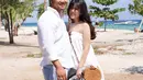 Melisa Hartanto pun dikenal selalu tampil anggun di berbagai kesempatan. Ketika sedang berlibur ke Lombok, ia pun tampil modis dengan dress berwarna putih. Tak sendirian, Melisa tampak liburan bersama sang suami.(Liputan6.com/IG/@melisahart_)