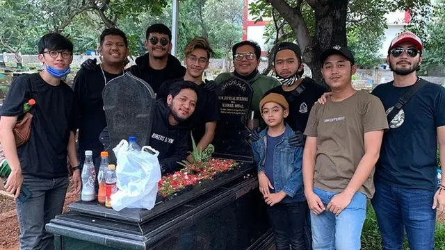 5 Momen Abidzar Al Ghifari Ziarah ke Makam Ustaz Jefri di Hari Ulang Tahunnya