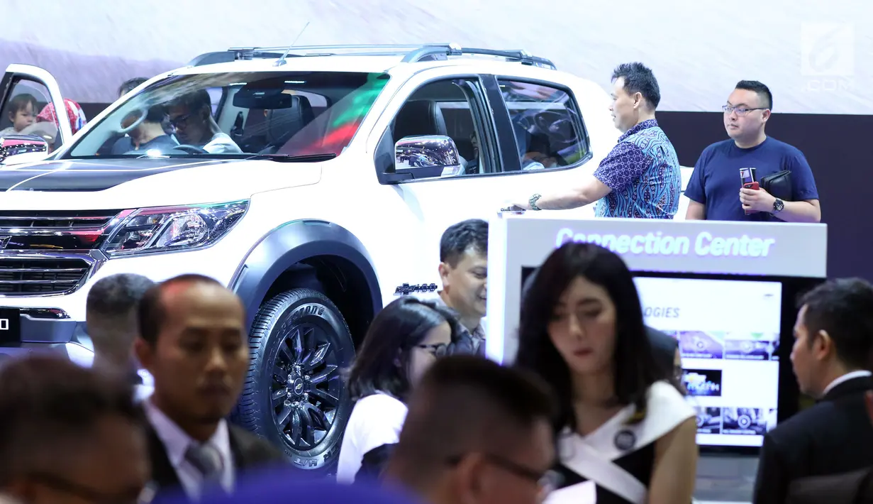 Pengunjung memadati stand pameran mobil pada Indonesia International Motor Show 2018 di JIExpo, Jakarta, Minggu (29/4). Penyelenggara meyakini IIMS 2018 mampu melampaui target transaksi yang ditetapkan Rp3,3 triliun. (Liputan6.com/Helmi Fithriansyah)
