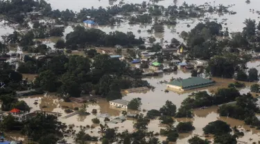 Pandangan udara memperlihatkan kondisi banjir yang merendam kawasan Kalay, Sagaing, Myanmar, Minggu (2/8/2015). Setidaknya 21 orang tewas akibat banjir yang melanda empat wilayah di Myanmar. (REUTERS/Soe Zeya Tun)