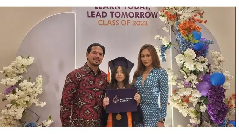 Potret 6 Artis Dampingi Anak Wisuda Kelulusan, Enggak Kalah Menawan