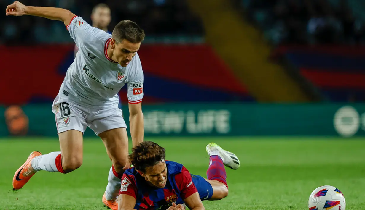 Guiu berlari mengejar umpan mendatar Joao Felix, sebelum menembak bola melewati Simon masuk ke gawang. Barcelona memimpin 1-0 dan bertahan hingga akhir pertandingan. (AP Photo/Joan Monfort)