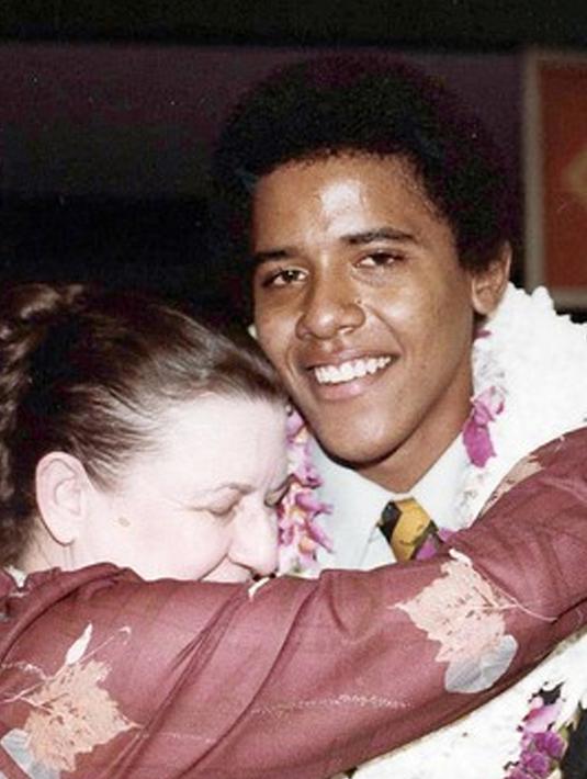 Barack Obama bersama nenek dari pihak ibu Madelyn Dunham setelah lulus SMA di Hawaii pada tahun 1979. Presiden ke-44 Amerika Serikat Barack Obama dikabarkan akan berlibur ke Indonesia. (AFP Photo/Obama For America)