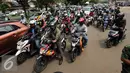 Puluhan penggguna jalan terjebak kemacetan akibat aksi pengemudi mikrolet M 44 jurusan Kampung Melayu-Karet di persimpangan jalan layang KH Abdulah Syafei, Jakarta, Rabu (25/5). (Liputan6.com/Helmi Fithriansyah)