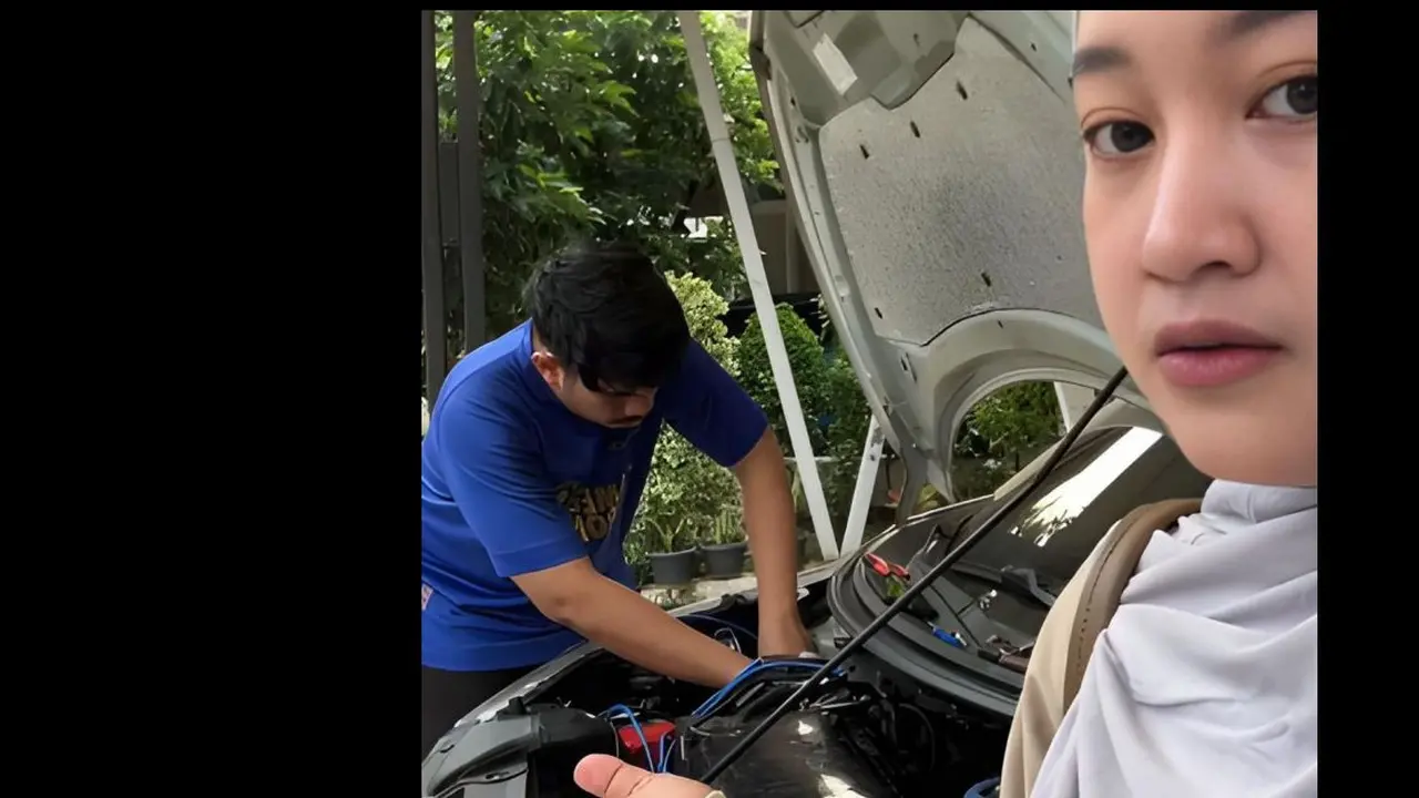 Istri Sudah Tampil Cantik, Sang Suami Masih Sibuk Mengurus Mobil