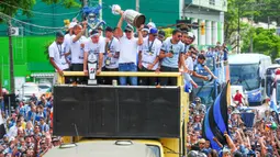 Pemain Gremio merayakan keberhasilan meraih juara Copa Libertadores dengan pawai di Porto Alegre, Brasil, Kamis (30/11/2017). Gremio menjadi juara Copa Libertadores setelah mengalahkan Lanus dengan skor agregat 3-1. (AFP/Itamar Aguiar)