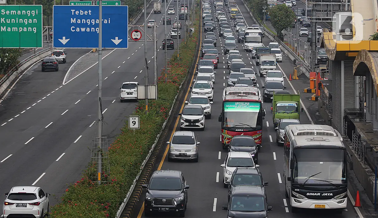 Kendaraan terjebak kemacetan saat melintasi Tol Dalam Kota, Jalan Gatot Subroto, Jakarta, Selasa (5/4/2022). Volume kendaraan di Jakarta yang meningkat hingga 18 persen selama sepekan terakhir membuat jalanan Ibu Kota padat dan terjadi kemacetan di sejumlah titik. (Liputan6.com/Johan Tallo)