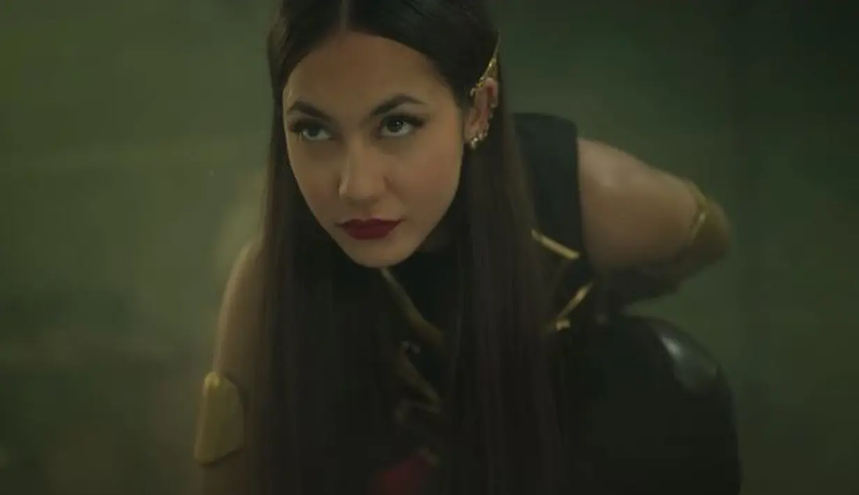Salah satu adegan dalam trailer ketika Sri Asih melakukan aksinya melawan kejahatan. Film yang diadaptasi dari serial komik klasik berjudul Sri Asih karya R. A. Kosasih ini akan tayang di bioskop mulai tanggal 6 Oktober 2022, setelah sebelumnya direncanakan untuk tayang pada 2020 silam. (Instagram/@sriasihmovie.official)
