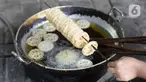 Pekerja menggoreng jajanan tradisional kembang goyang di Kelurahan Karangan, Setu, Tangerang Selatan, Banten, Kamis (6/8/2020). Jajanan kue kering berbentuk bunga tersebut dijual dengan harga Rp 5 ribu per bungkus. (merdeka.com/Dwi Narwoko)