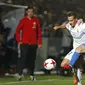 Gelandang Real Madrid, Lucas Vazquez, berebut bola dengan bek Fuenlabrada, Fran Garcia, pada laga Copa del Rey di Stadion Fernando Torres, Madrid, Kamis (26/10/2017). Fuenlabrada kalah 0-2 dari Madrid. (AP/Francisco Seco)