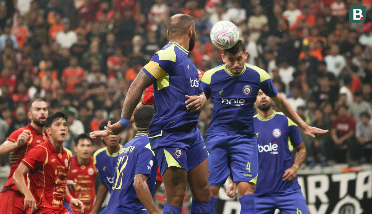 Pemain Arema FC menghalau bola di udara dalam laga persahabatan Persija Jakarta melawan Arema FC yang diselenggarakan di markas kebanggaan Macan Kemayoran, Jakarta International Stadium (JIS), Sabtu (26/7/2025). (Bola.com/Abdul Aziz)
