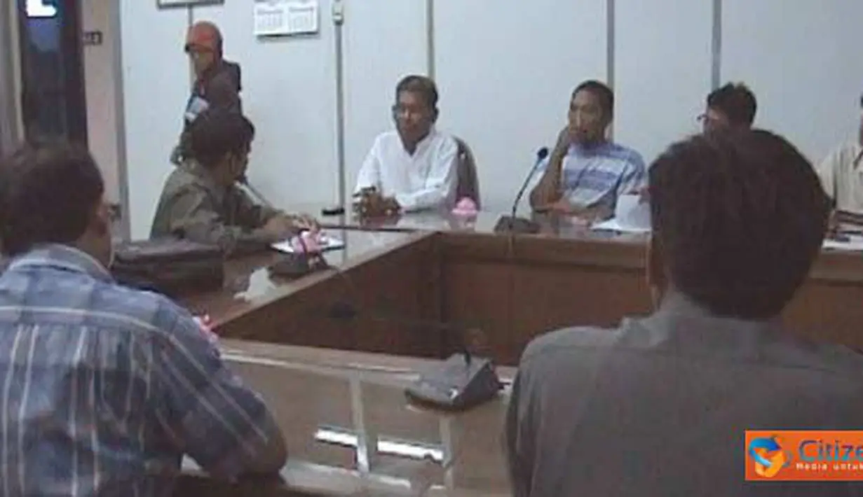 Citizen6, Jember: Perwakilan warga Dusun Mandilis, Desa Sanenrejo yang menjadi korban erosi Sungai Mandilis menemui Komisi C DPRD Kabupaten Jember didampingi oleh DPC relawan perjuangan demokrasi (REPDEM) Jember, Senin (18/4). (Pengirim: Sapto Raharjanto)