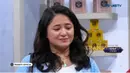 "Aku kangen merasa setiap hari ada peran ibu yang tak bisa kujalani, nyiapin makanan, nyiapin baju misal mau ke mal kan gak pernah" kata Marshanda  terbata-bata dilansir dari kanal Youtube TRANS TV Official. [Youtube/TRANS TV Official]