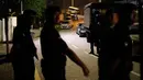 Aparat kepolisian berjaga di depan rumah mantan Perdana Menteri Malaysia, Najib Razak di Kuala Lumpur, Rabu (16/5). Polisi melakukan penggeledahan di kediaman Najib usai Salat Tarawih untuk mencari bukti dan dokumen terkait kasus 1MDB. (AP/Vincent Thian)