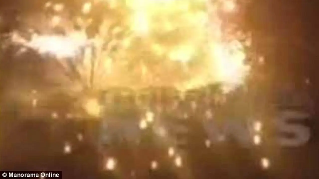 Percikan Kembang Api Bakar Kuil India, 75 Tewas