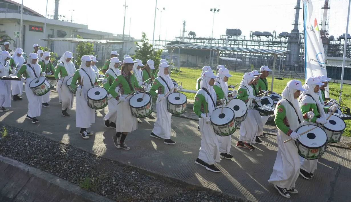 Pelajar yang tergabung dalam kelompok marching band memainkan alat musik saat upacara HUT ke-74 RI di JOB Pertamina-Medco E&P Tomori Sulawesi, Sabtu (17/8/2019). Keberadaan marching band binaan tersebut dalam rangka memeriahkan HUT ke-74 RI. (Liputan6.com/Immanuel Antonius)