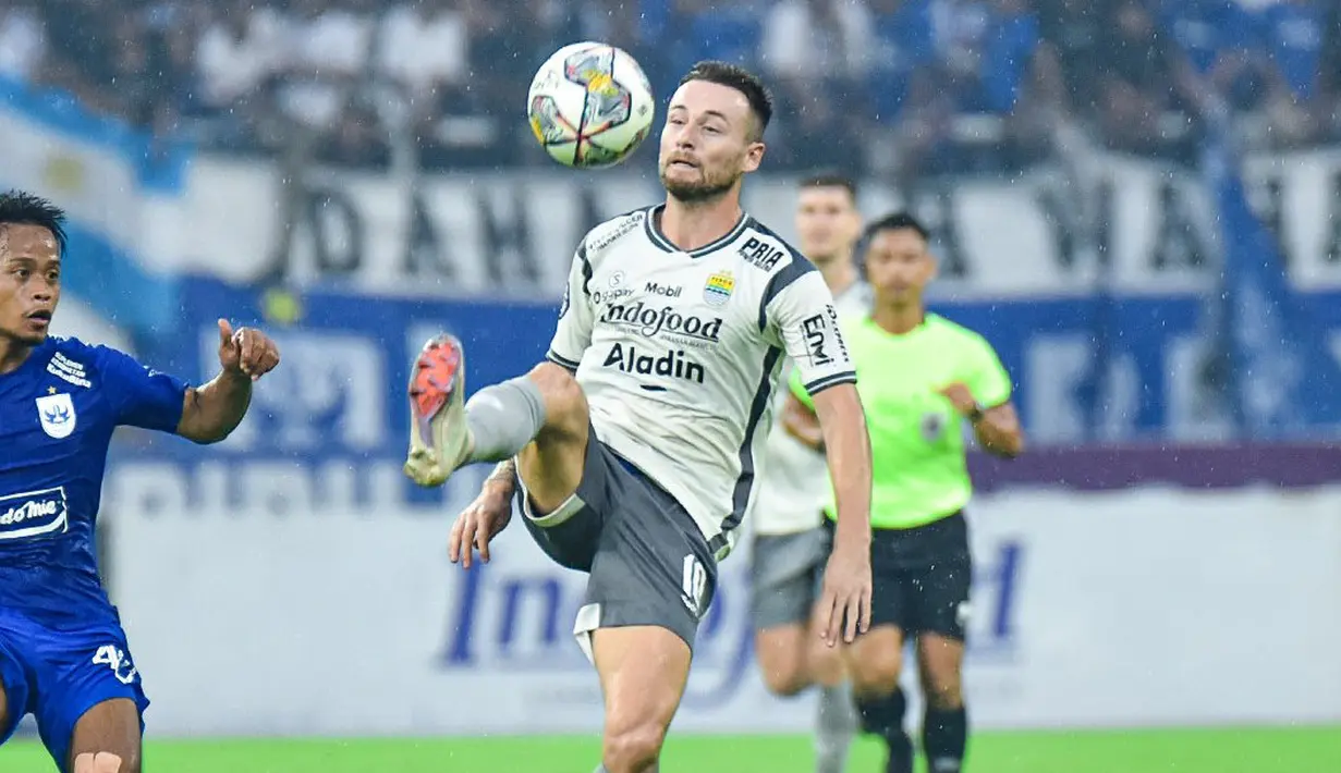 Pemain Persib Bandung, Marc Klok (kanan) mengontrol bola dibayangi pemain PSIS Semarang dalam pertandingan pekan ke-21 BRI Liga 1 2022/2023 yang berlangsung di Stadion Jati Diri, Selasa (31/1/2023). (Dok. Persib Bandung)