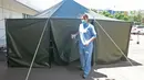 Petugas keluar dari tenda isolasi sementara yang disediakan di Rumah Sakit Siloam, Jakarta, Sabtu (7/3/2020). RS Siloam menyediakan fasilitas tenda isolasi sementara, ruangan dekontaminasi dan pengecekan suhu tubuh guna mengantisipasi penyebaran virus corona COVID-19. (Liputan6.com/Herman Zakharia)