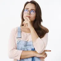 Seorang perempuan berkacamata tampak sedang berpikir (Foto Dok: Freepik/ cookie_studio).