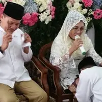 "Terima kasih mama dan papa yang udah membesarkan aku selama ini, yang sudah memberikan kebebasan untuk aku menentukan pilihan hidup. Sehingga aku bahagia dalam menjalani hidup yang aku inginkan," tulisnya. (Foto: instagram.com/raditya_dika)