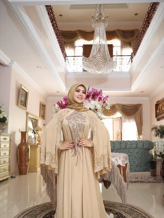 Syahrini tampil elegan dengan senyum merekah mengenakan gamis merayakan Hari Raya Idul Adha Tahun 2017. (Liputan6.com/Instagram/@princessyahrini)