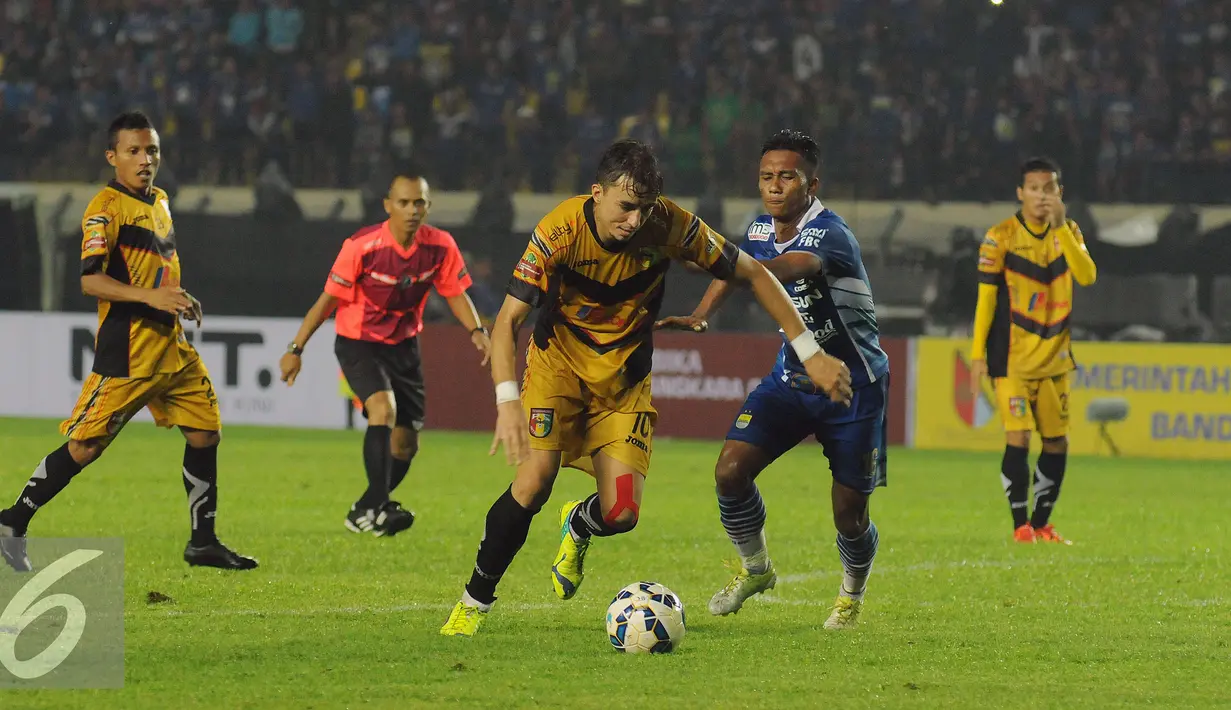 Penyerang Mitra Kukar, Rodrigo Ost Dos Santos (tengah) mencoba melewati Bek Persib, Hermawan saat laga Turnamen Piala Bhayangkara di Stadion Si Jalak Harupat, Soreang, Bandung, Kamis (17/3/2016). Laga berakhir imbang 1-1. (Liputan6.com/Helmi Fithriansyah)