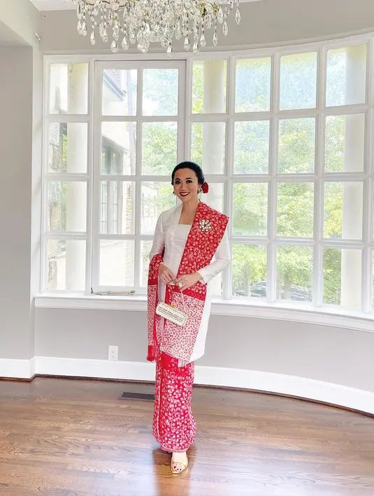 Ayu Heni, istri Dubes Rosan Roeslani memukau dalam balutan kebaya putih berpadu kain merah. Memancarkan pesona kemerdekaan yang sempurna.[Foto: Instagram/ 2gek_ayuhenirosan]