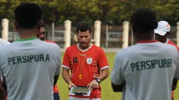 Pelatih Persipura, Oswaldo Lessa (tengah) memberikan arahan strategi saat latihan di Lapangan C Senayan, Jakarta, Kamis (7/5/2015). Persipura mulai mematangkan strategi bermain dalam sesi latihan hari ke-3 di Jakarta. (Liputan6.com/Helmi Fithriansyah)