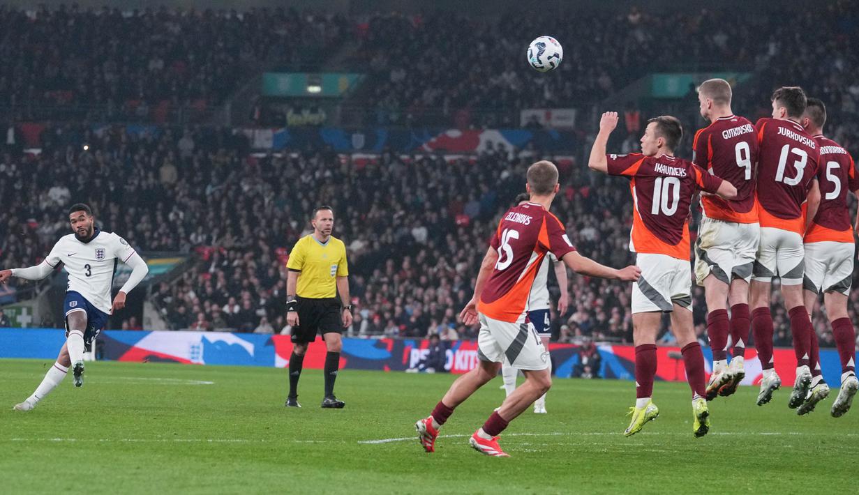 Pemain Timnas Inggris, Reece James, mencetak gol melalui tendangan bebas ke gawang Latvia dalam laga Grup K Kualifikasi Piala Dunia 2026 Zona Eropa yang digelar di Stadion Wembley, Selasa (25/3/2025) dini hari WIB. (AP Photo/Kin Cheung)