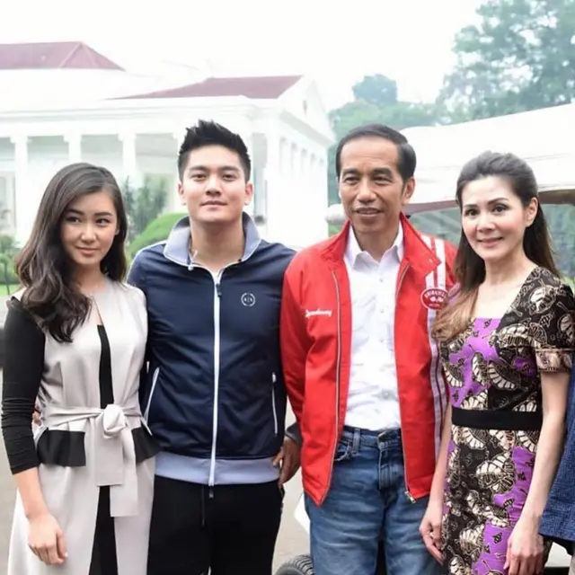 6 Potret Kebersamaan Boy William dan Calon Mertua, Bak Kakak Adik