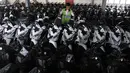 Pekerja melakukan pengecekan sepeda motor yang akan didistribusikan ke dealer di gudang penyimpanan sepeda motor di Jatake, Tangerang, Banten, Kamis (11/7/2019).  Wahana Distribution Center dengan kapasitas 2.700 unit mendistribusikan sepeda motor untuk wilayah Tangerang. (Liputan6.com/Angga Yuniar)